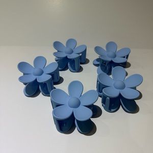 Blue flower claw clips